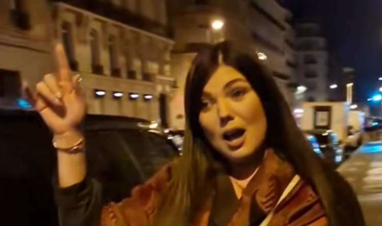 Paula Seling, frumoasa artistă cu care m-aș însura pe loc, cântă minunat pe străzile Parisului