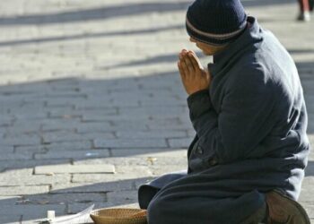 Un cetățean a obligat o persoană să cerșească timp de 20 de ani în Republica Moldova și apoi în Suceava