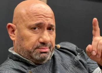 Chef Scărlătescu, considerat copia fidelă a actorului Jason Statham, cere 200 de lei pe o friptură de miel