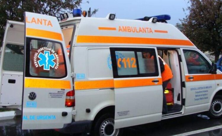 O adolescentă a murit, după ce a căzut de la etajul 8