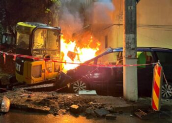 O maşină a luat foc la Neamț, după ce a intrat într-un buldoexcavator parcat la Roman!