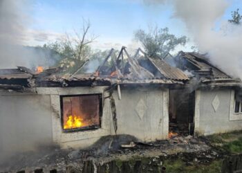 O femeie de 97 de ani a ieșit singură din casa cuprinsă de flăcări!