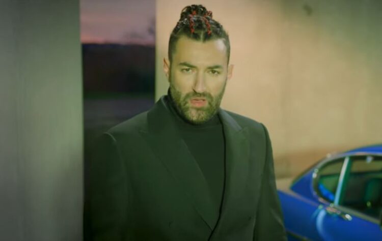 Smiley, un talent considerat de tot mai mulți de nivelul lui John Lennon sau mai sus, la anumite piese, este milionar din muzică