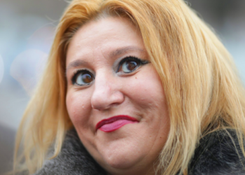 Diana Șoșoacă, cunoscută pentru pasiunea pe care o trezește bărbaților cu studii universitare, nu mai face față cererilor în căsătorie