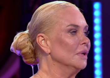 Preafrumoasa Vica Blochina, diva care a lungit toate gâturile pe plajă la Dubai, are o relație de amor cu un bărbat necăsătorit pe care îl ține ascuns ca să nu îl vadă nevasta