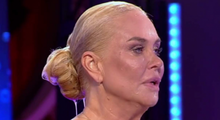 Preafrumoasa Vica Blochina, diva care a lungit toate gâturile pe plajă la Dubai, are o relație de amor cu un bărbat necăsătorit pe care îl ține ascuns ca să nu îl vadă nevasta