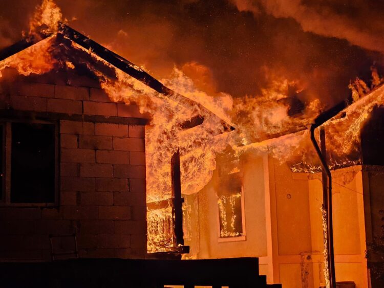 Două gospodării din Gura Humorului, mistuite de flăcări!