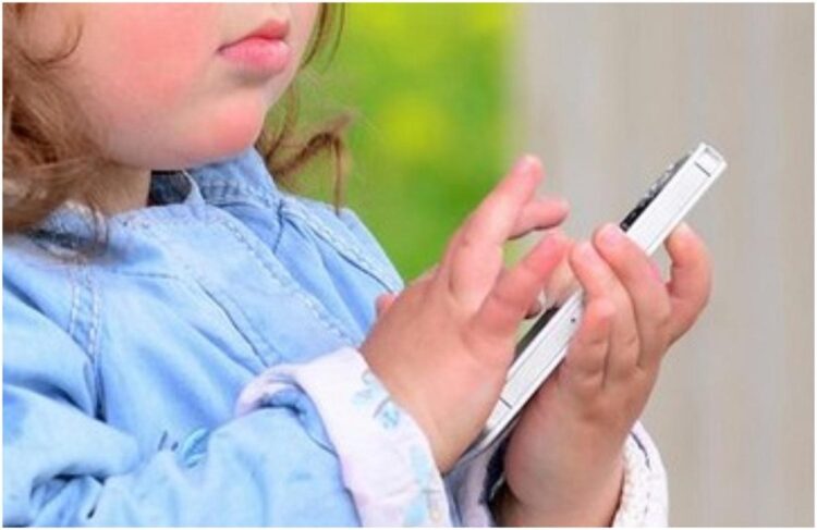 Mamă amenințată de tată, salvată de la moarte de cei doi copii ai ei. Fiul s-a aruncat în calea cuţitului, iar sora lui a sunat la 112!