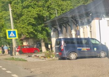 Mascații au descins la Primăria Tarcău!