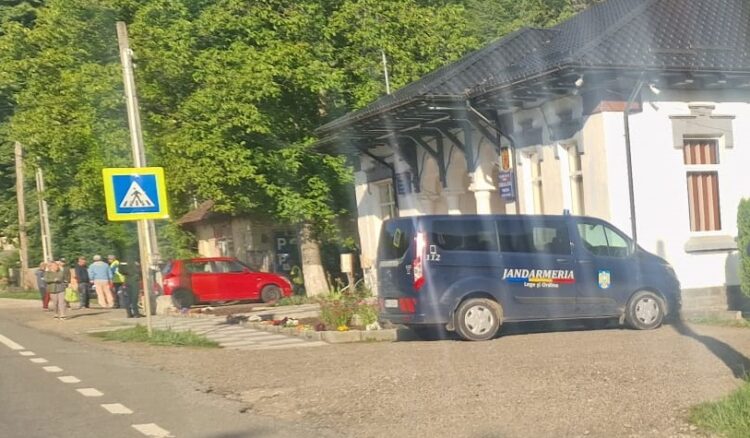 Mascații au descins la Primăria Tarcău!