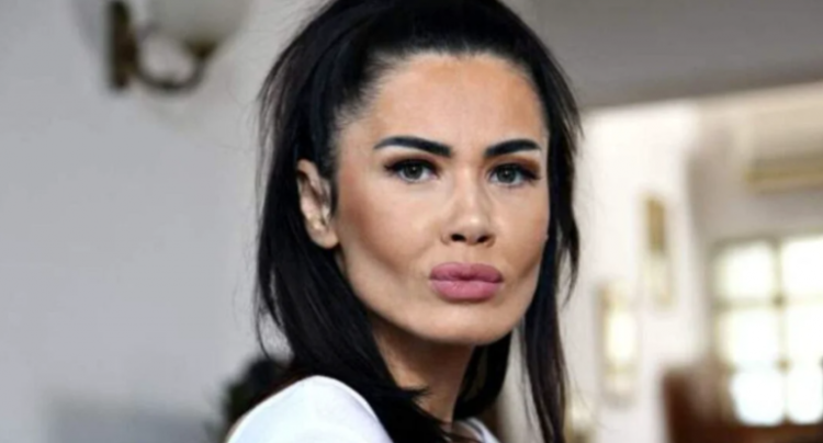 Frumoasa Oana Zăvoranu, copia fidelă a lui Elizabeth Taylor în România, câștigă atât de mulți bani cu mintea ei încât intră vrăjitoarele în alertă