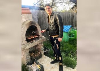 Fantasticul investigator Luis Lazarus păzeşte de pisici intrarea într-un mic tunel dacic