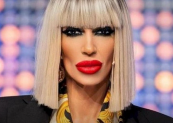 Raluca Bădulescu, care la 49 de ani e considerată Pamela Anderson a României datorită rafinamentului și luxului, are datorii la întreținere