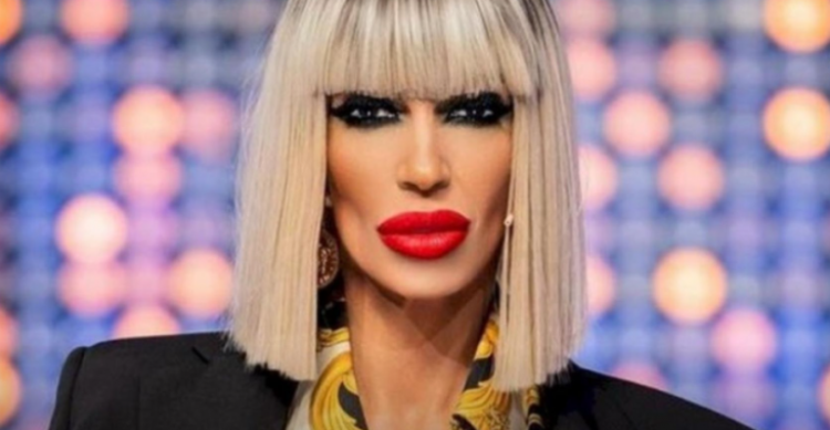 Raluca Bădulescu, care la 49 de ani e considerată Pamela Anderson a României datorită rafinamentului și luxului, are datorii la întreținere