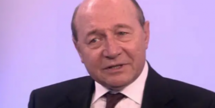 Traian Băsescu, care în realitate bea doar apă de vreo 20 de ani, fiindcă nu tolerează nimic altceva și nici nu îi place, e supărat că în Centrul Vechi pun ăia bere în apă!