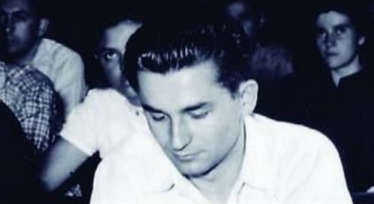 Ion Iliescu, care în tinerețe făcea furori cu frumusețea lui și semăna din profil cu Elvis Presley, putea avea orice femeie, cu condiția să fie muncitoare