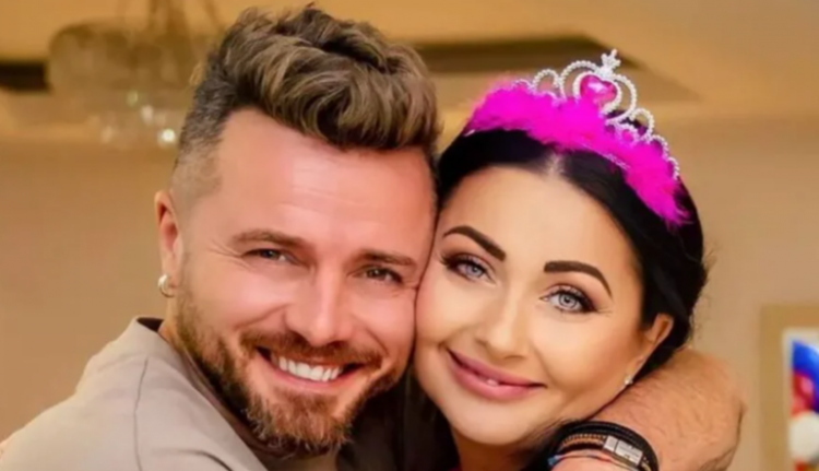 Frumosul soț al Gabrielei Cristea, care e râvnit de mai multe dive și ar putea trăi fără să facă nimic, doar din frumusețe, muncește 14 ore pe zi ca să își țină soția în puf