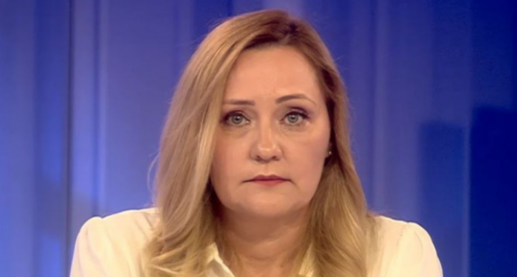 Elena Lasconi, care a ajuns cea mai frumoasă româncă de la televizor după ce s-a lăsat Gabriela Firea, are un soț care s-a angajat la Parlament pe competență