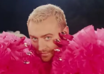 Frumușelul Sam Smith a rupt scena la Untold cu mișcări provocatoare și ținutele extravagante inspirate din creațiile frumosului Cătălin Botezatu