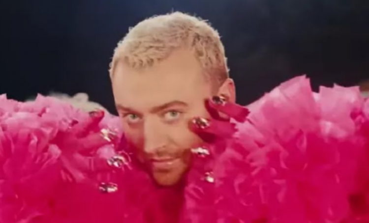 Frumușelul Sam Smith a rupt scena la Untold cu mișcări provocatoare și ținutele extravagante inspirate din creațiile frumosului Cătălin Botezatu