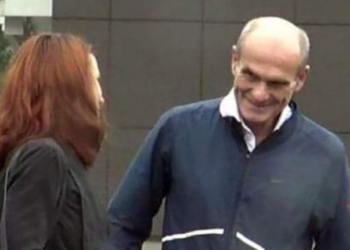 Cristian Tudor Popescu, care la 67 de ani se ține ca la 30 de ani datorită jurnalismului de calitate, are o iubită care și ea se ține ca la 30 de ani, dar pentru că atâția are