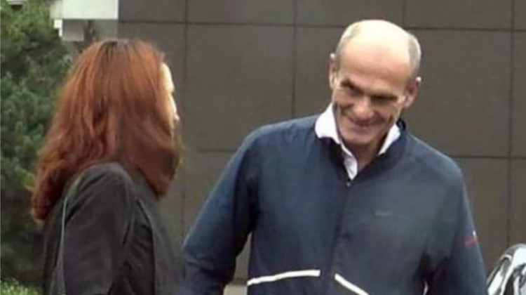 Cristian Tudor Popescu, care la 67 de ani se ține ca la 30 de ani datorită jurnalismului de calitate, are o iubită care și ea se ține ca la 30 de ani, dar pentru că atâția are