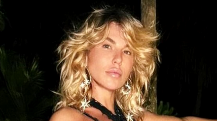 Corina Bud, care e peste Dida Drăgan și Corina Chiriac la voce, excelează și la mișcarea scenică, din fericire