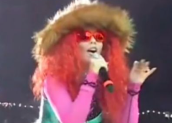 Corina Bud, cea mai decentă divă, care la 44 de ani a atins apogeul eleganței pe scenă, reușește mereu să țină publicul conectat la actul artistic