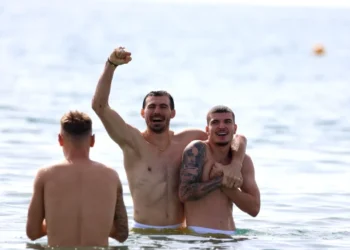 Naționala României, la mare la bustul gol! Imagini de colecție cu Radu Drăguşin, Niță şi celelalte vedete ale lui Mircea Lucescu, în Mediterană