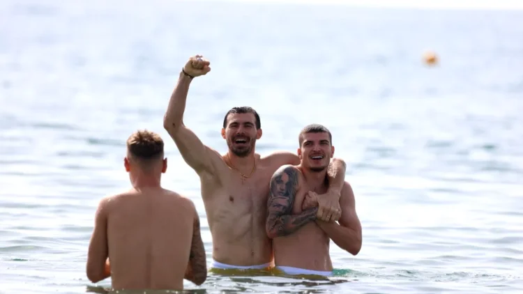 Naționala României, la mare la bustul gol! Imagini de colecție cu Radu Drăguşin, Niță şi celelalte vedete ale lui Mircea Lucescu, în Mediterană