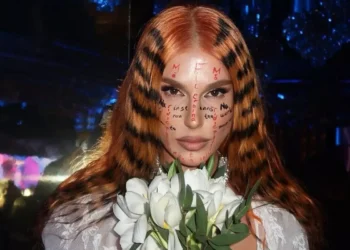 Diva Corina Bud, de departe una din cele mai frumoase și decente cântărețe din Balcani!