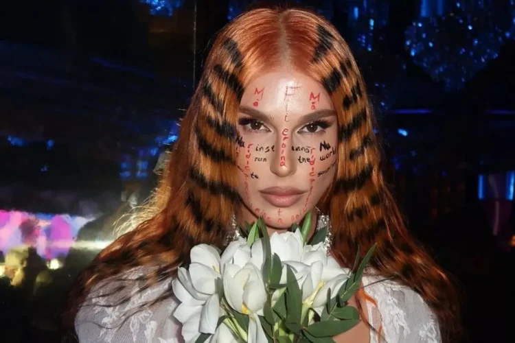 Diva Corina Bud, de departe una din cele mai frumoase și decente cântărețe din Balcani!