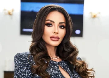 Partidul Oamenilor Tineri o trimite pe videochatista Justine Jade în Parlamentul României! Vezi ce hot arată senatoarea!