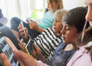 Adolescenții români, cei mai afectați de rețelele sociale din Europa. Cum luptă școala și părinții cu fenomenul?