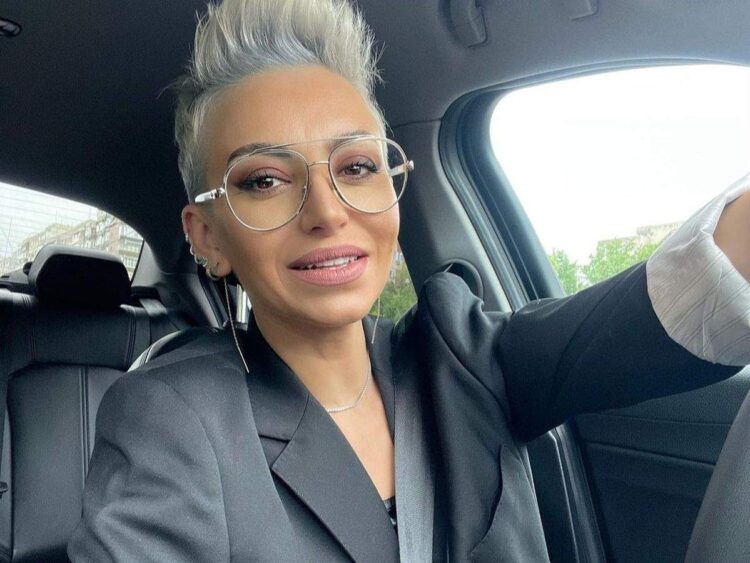 Giulia Anghelescu, cea mai frumoasă cântăreață din România, a făcut o urare specială pentru un membru al familiei! Ce fotografii de colecție a publicat