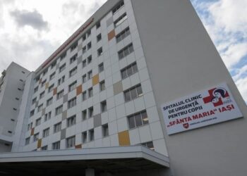 Trei copii, intoxicați într-un laborator de chimie, la o şcoală din Iaşi