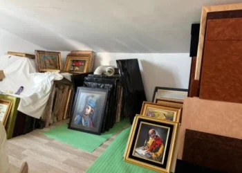 Muzeul Generalului Zisu! Procurorii militari au descoperit 2.000 de tablouri și zece ceasuri de lux în locuința sa