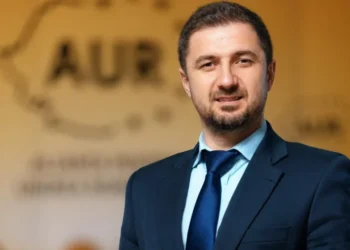 Adrian Axinia (AUR): 𝐆𝐮𝐯𝐞𝐫𝐧𝐮𝐥 𝐂𝐢𝐨𝐥𝐚𝐜𝐮 𝐯𝐫𝐞𝐚 𝐬𝐚̆ 𝐧𝐞 𝐣𝐮𝐩𝐨𝐚𝐢𝐞!