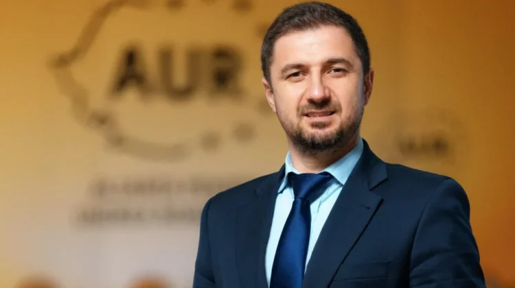 Adrian Axinia (AUR): 𝐆𝐮𝐯𝐞𝐫𝐧𝐮𝐥 𝐂𝐢𝐨𝐥𝐚𝐜𝐮 𝐯𝐫𝐞𝐚 𝐬𝐚̆ 𝐧𝐞 𝐣𝐮𝐩𝐨𝐚𝐢𝐞!