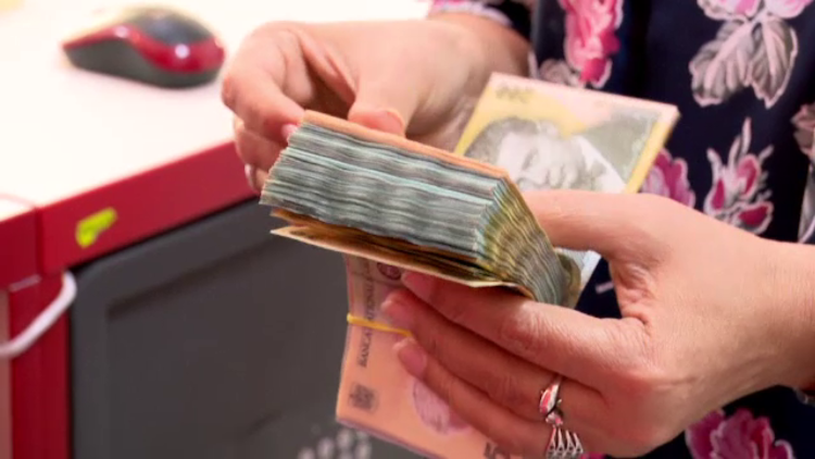 O casieră din Primăria Bistrița a cerut scutire de la Medicina Muncii pentru că nu suportă să lucreze cu banii și cu oamenii