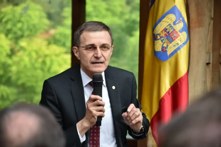 Ioan-Aurel Pop: „Anglo-americanii vor ca toți oamenii să fie otova, să folosească doar engleza, să mănânce hamburgeri și să poarte blugi!”