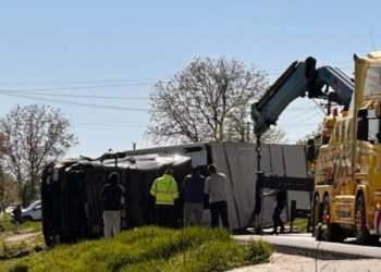 Un tir s-a răsturnat chiar la ieșirea din Botoșani! Cauza accidentului