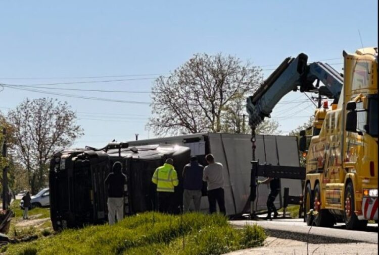 Un tir s-a răsturnat chiar la ieșirea din Botoșani! Cauza accidentului