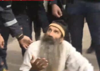 Stegarul Dac, târât de polițiști și legat de targă, după un protest în faţa Tribunalului Bucureşti