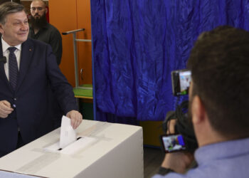 Crin Antonescu, la ieșirea de la urne: „Am votat pentru o Românie puternică, unită și demnă”