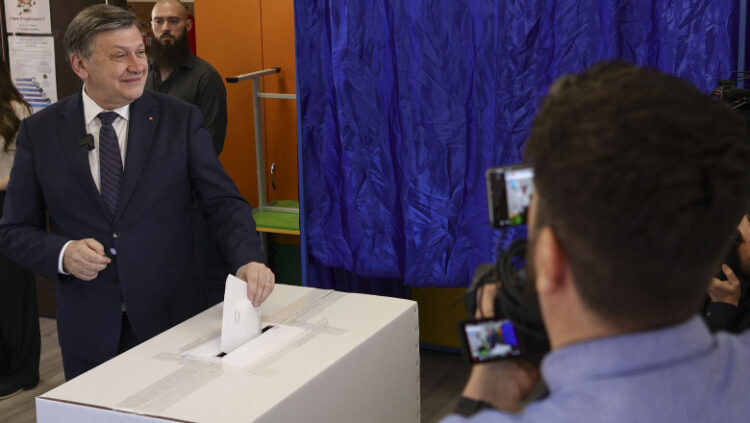 Crin Antonescu, la ieșirea de la urne: „Am votat pentru o Românie puternică, unită și demnă”