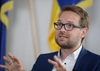 Neamțul Dominic Fritz negociază Guvernul din partea USR, dar el, nefiind cetățean român, ci german, nu poate fi demnitar conform legii!