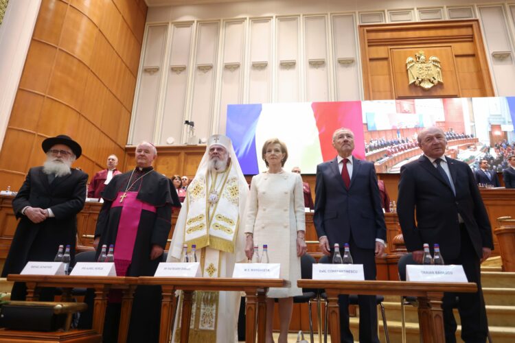 Patriarhul Daniel, posomorât la ceremonia de învestire, după ce a ieșit Nicușor: „A votat cu George Simion!”