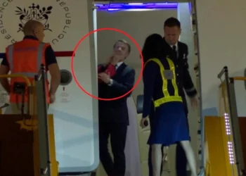 Brigitte Macron l-a pocnit pe Emmanuel Macron la aeroport, din cauza geloziei