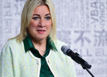 Maria Zaharova îl ironizează pe Emmanuel Macron, după ce „soția” l-a pocnit: „Poate a fost mâna Kremlinului?”